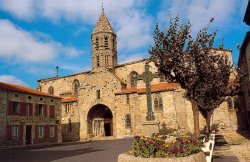 l'église de Saugues chambres d'hôtes "les fourneaux" sur le chemin des pèlerins de Saint-Jacques à Saugues